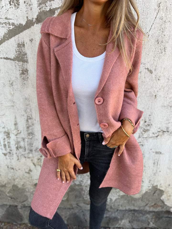 Gilet long à revers, coloris rose poudré, porté en tenue