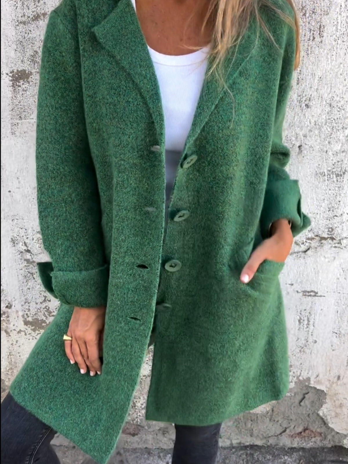 Gilet long à revers, coloris vert forêt, porté en tenue