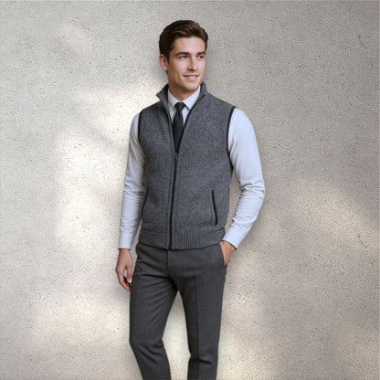 Gilet maille zippé structuré, coloris gris clair, porté en tenue