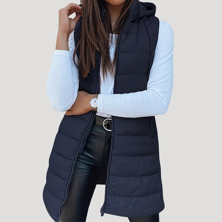 Gilet matelassé à capuche, coloris bleu marine, vu de face