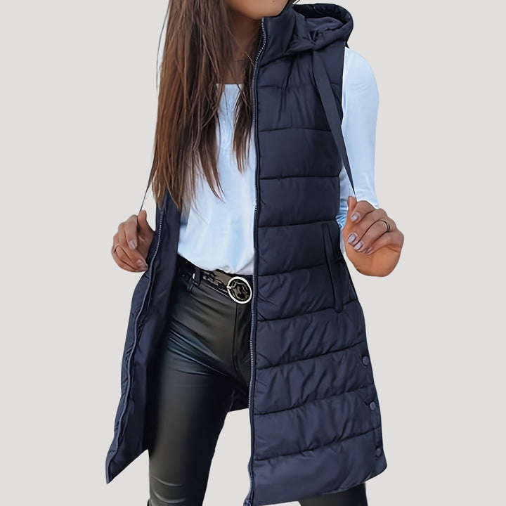 Gilet matelassé à capuche, coloris bleu marine, vu de face
