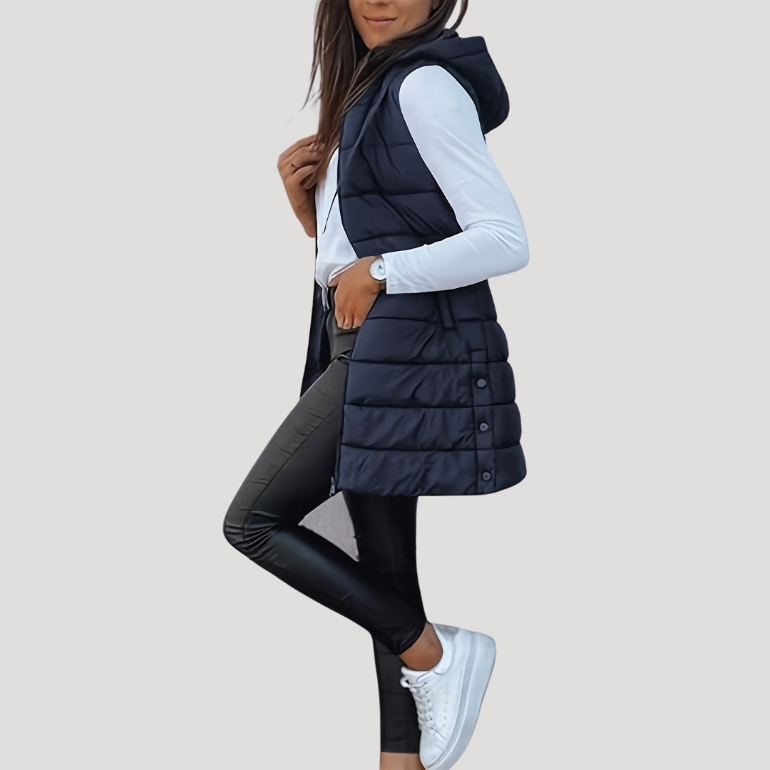 Gilet matelassé à capuche, coloris bleu marine, vu de profil