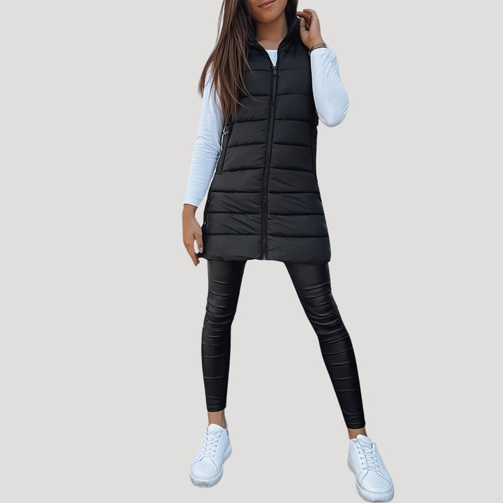 Gilet matelassé à capuche, coloris noir, vu de face