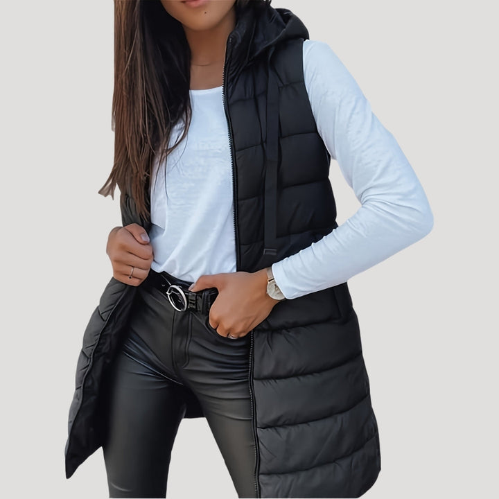 Gilet matelassé à capuche, coloris noir, vu de face