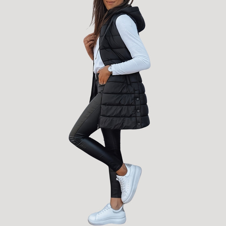 Gilet matelassé à capuche, coloris noir, vu de profil