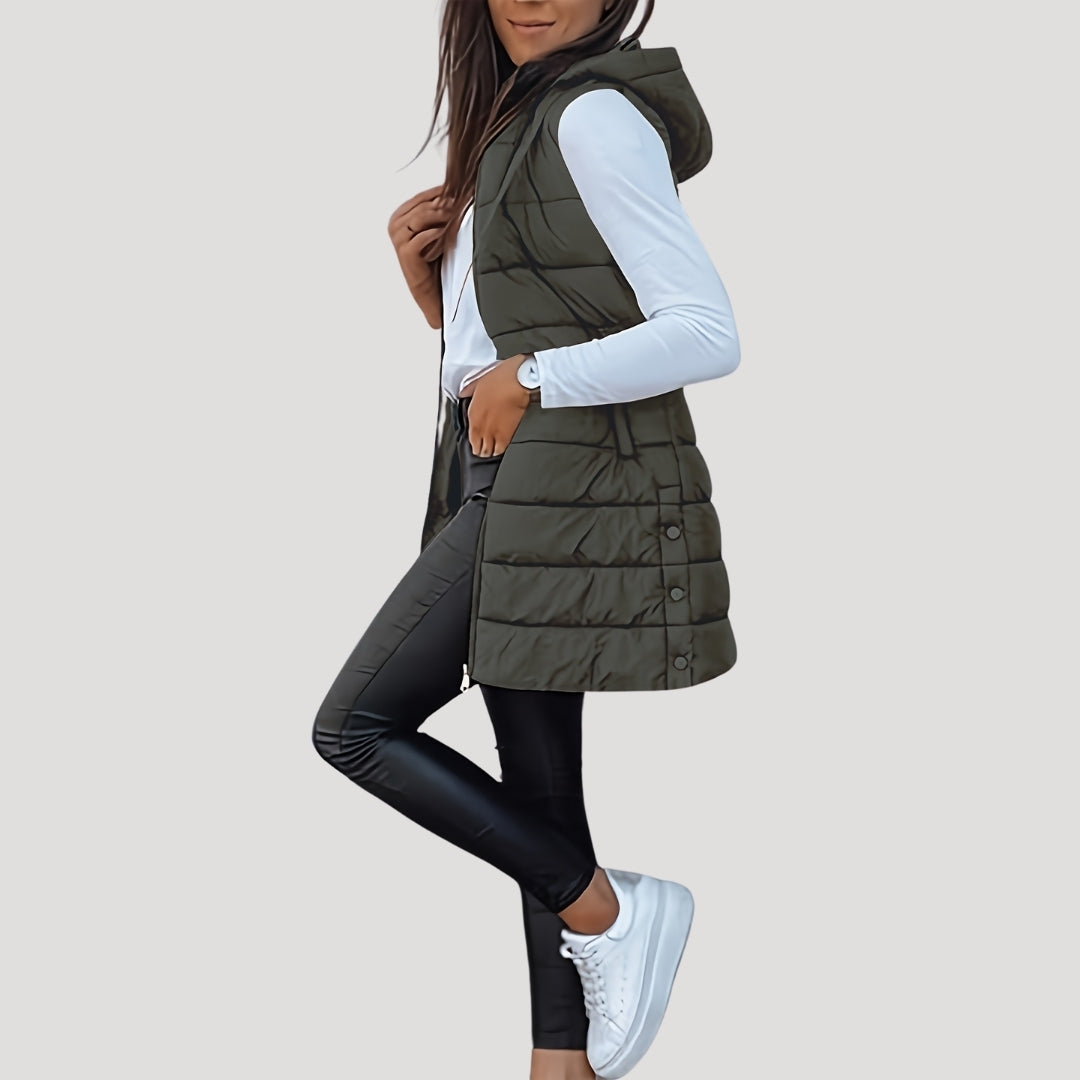 Gilet matelassé à capuche, coloris vert forêt, vu de profil