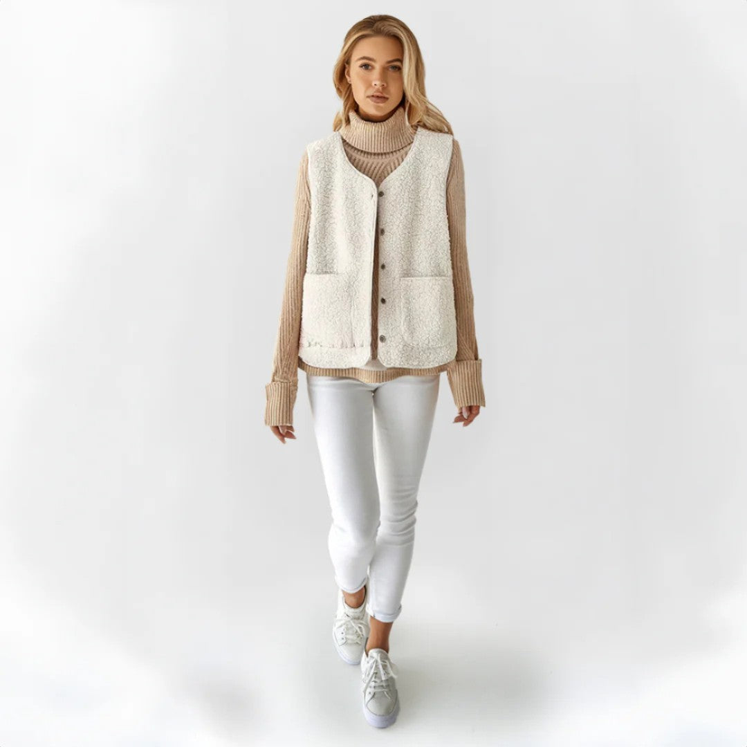 Gilet teddy sans manches, coloris crème, porté en tenue