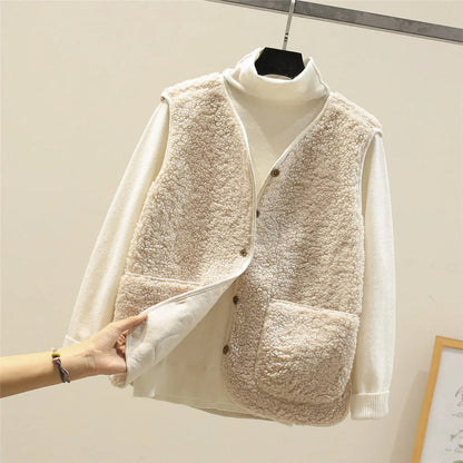 Gilet teddy sans manches, coloris crème, vue de trois quarts