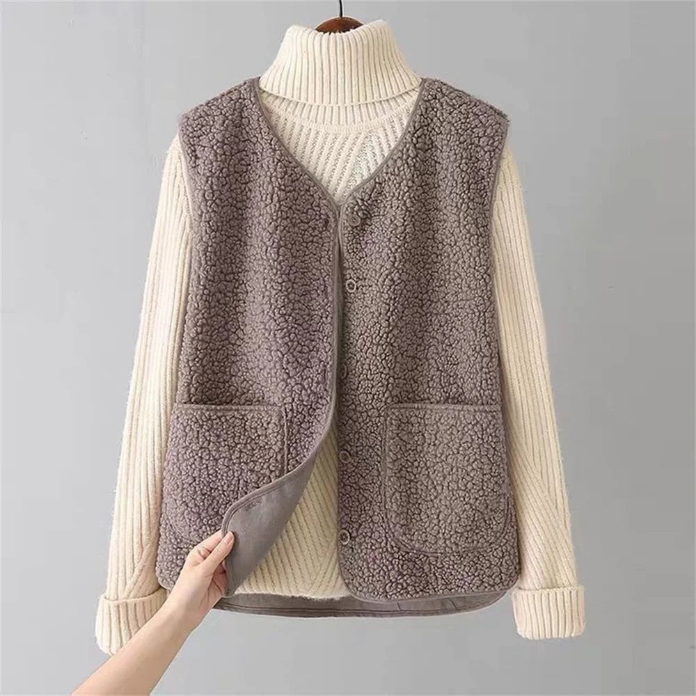 Gilet teddy sans manches, coloris marron clair, vue de face