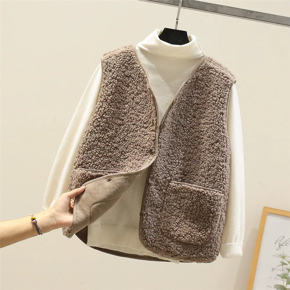 Gilet teddy sans manches, coloris marron clair, vue de trois quarts