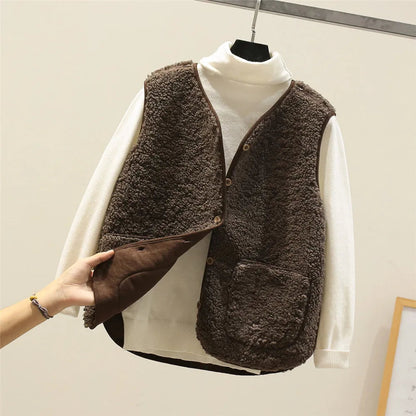 Gilet teddy sans manches, coloris marron foncé, vue de trois quarts