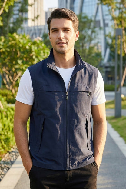 Gilet utilitaire poches multiples, coloris bleu marine, porté en tenue