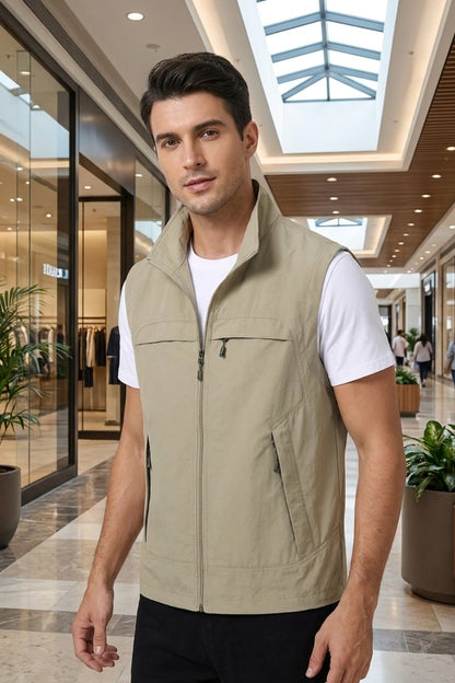 Gilet utilitaire poches multiples, coloris sable, porté en tenue