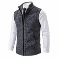 Gilet zippé sans manches gris foncé chiné, col montant, porté sur une chemise