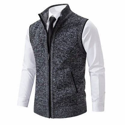 Gilet zippé sans manches gris foncé chiné, col montant, porté sur une chemise
