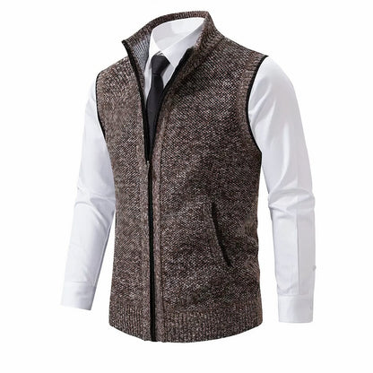 Gilet zippé sans manches marron chiné, col montant, porté sur une chemise