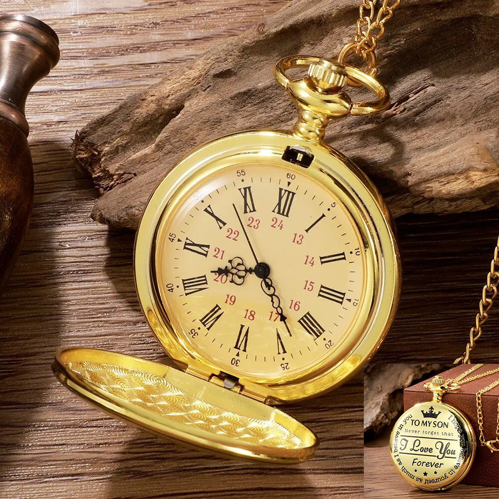 Montre de poche dorée ouverte sur un fond en bois, cadran à chiffres romains et chaîne