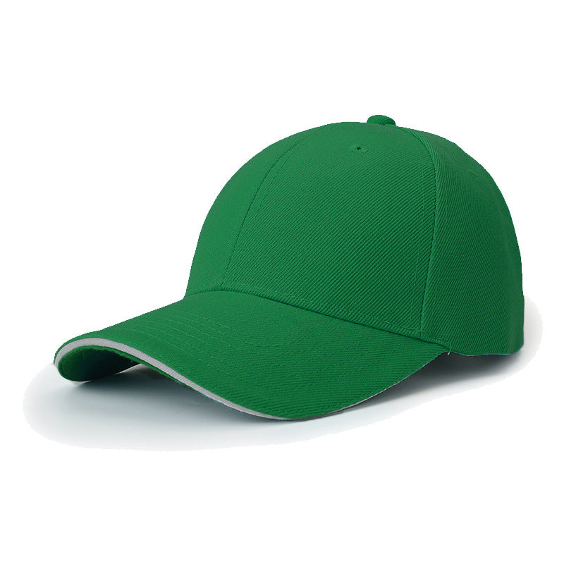 Casquette de baseball verte à visière bordée de blanc, vue de trois quarts