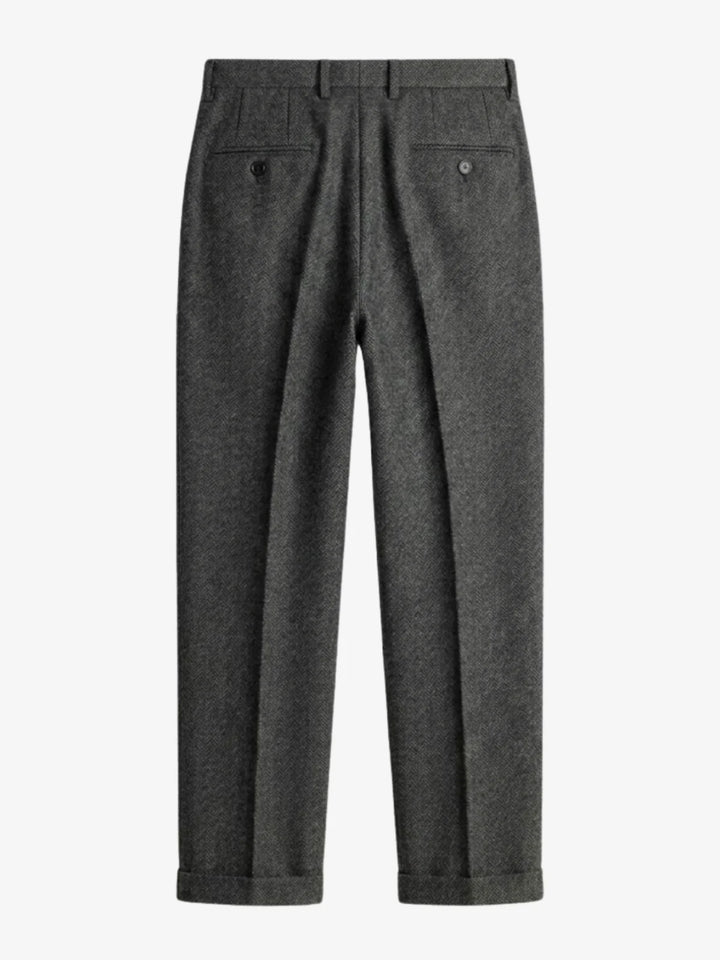 Vue de dos d'un pantalon habillé à plis en chevrons gris avec poches passepoilées