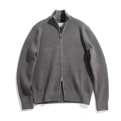 Cardigan gris en maille côtelée, col montant et fermeture double zip, vue de face posée à plat