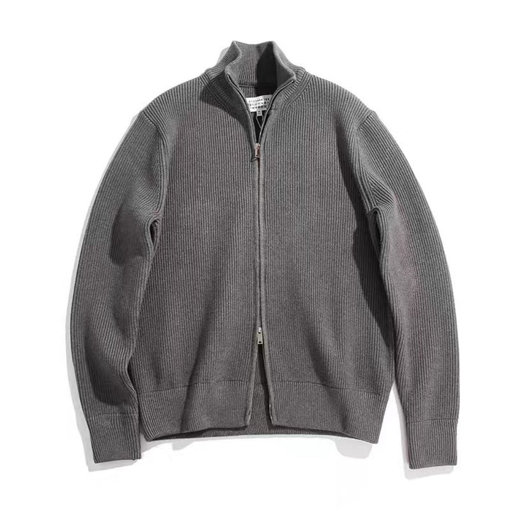 Cardigan gris en maille côtelée, col montant et fermeture double zip, vue de face posée à plat