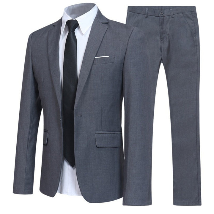 Costume gris coupe ajustée à plat, veste un bouton avec cravate et pantalon droit