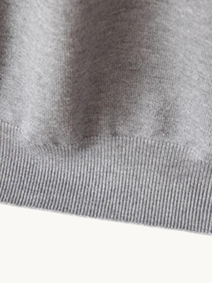 Pull en maille gris clair, vue détail du bas avec bordure côtelée