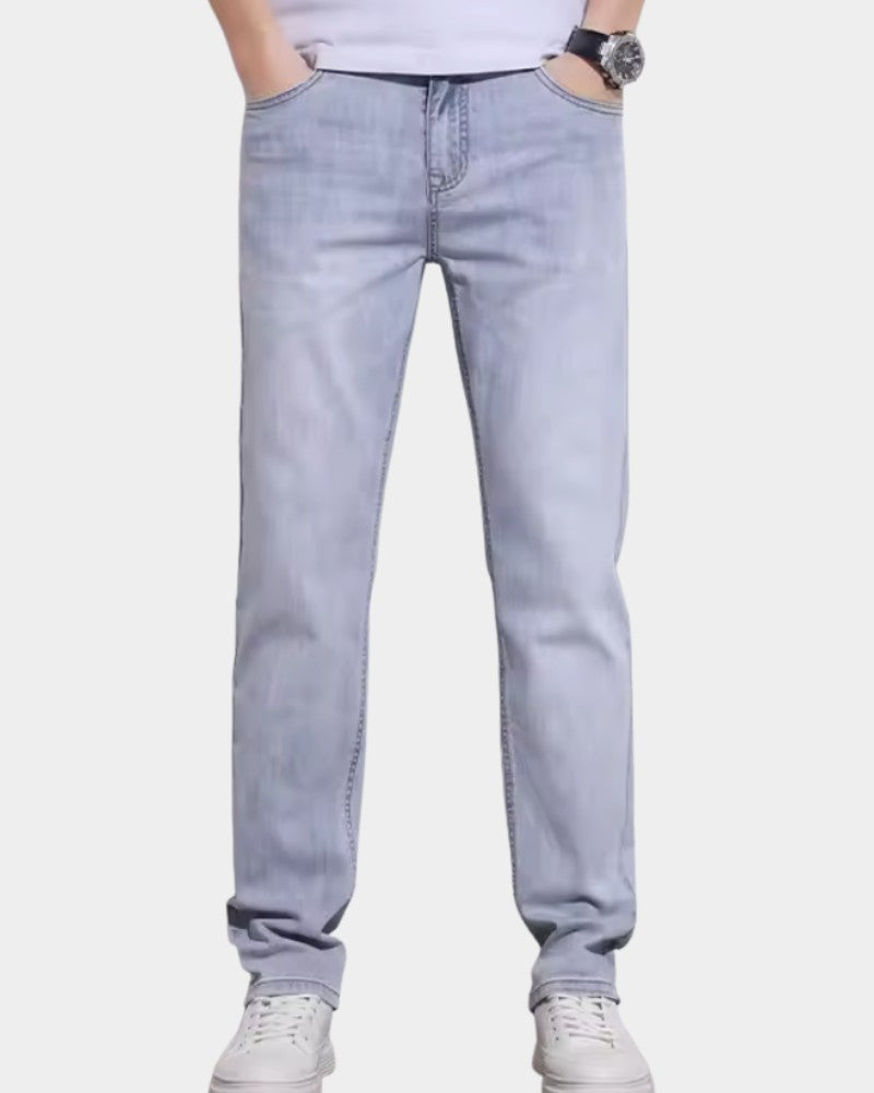Jean coupe étroite bleu clair délavé, porté avec un t-shirt blanc et des baskets