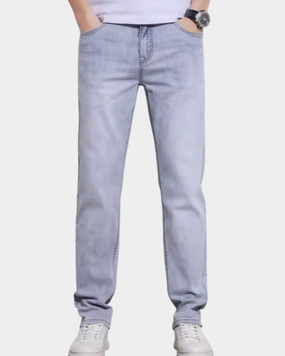 Jean coupe étroite bleu clair délavé, porté avec un t-shirt blanc et des baskets