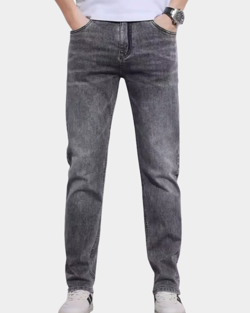 Jean coupe étroite gris délavé, porté avec un t-shirt blanc et des baskets