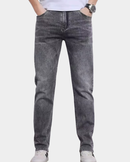 Jean coupe étroite gris délavé, porté avec un t-shirt blanc et des baskets