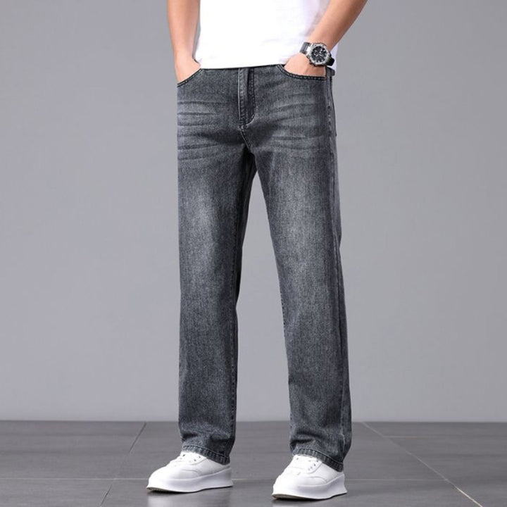 Jean droit gris anthracite délavé, cinq poches, porté avec un t-shirt blanc