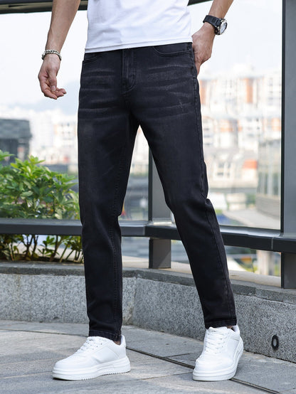 Jean droit noir délavé à cinq poches, t-shirt blanc et baskets blanches
