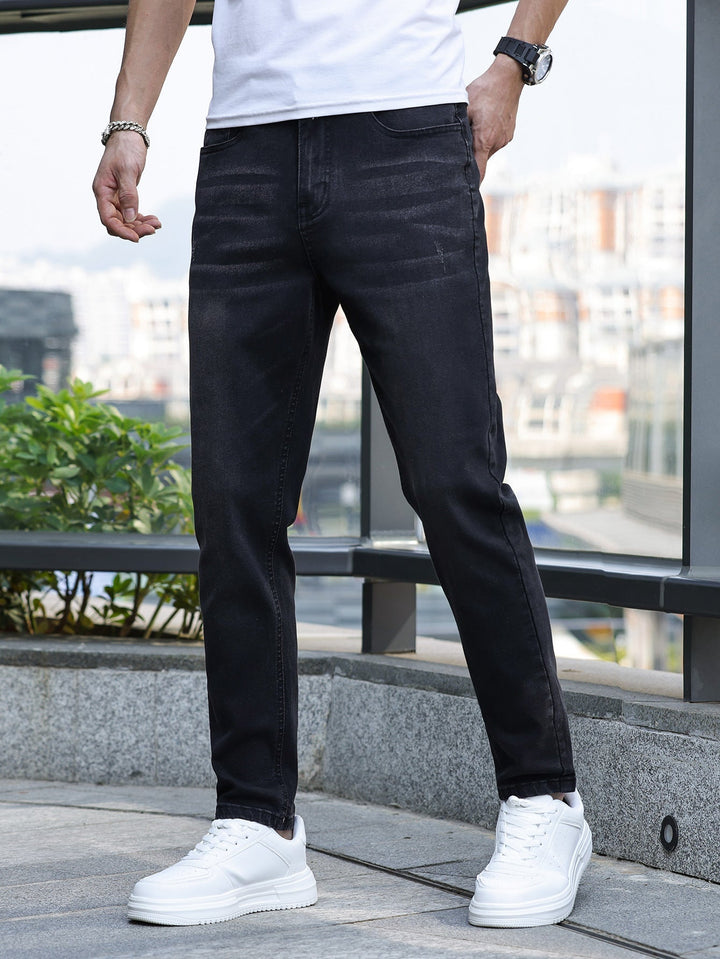 Jean droit noir délavé à cinq poches, t-shirt blanc et baskets blanches