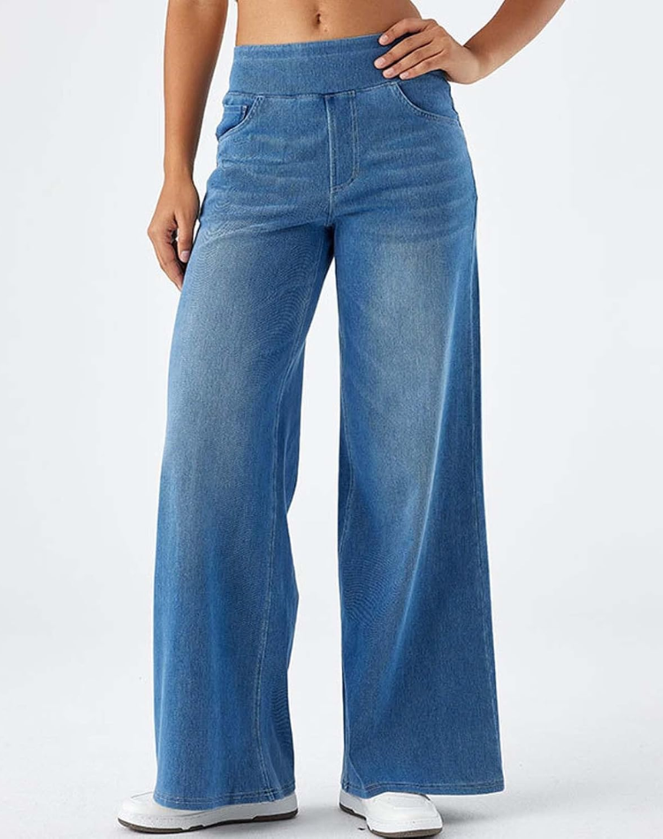 Jean large taille élastique, coloris bleu clair, porté en tenue
