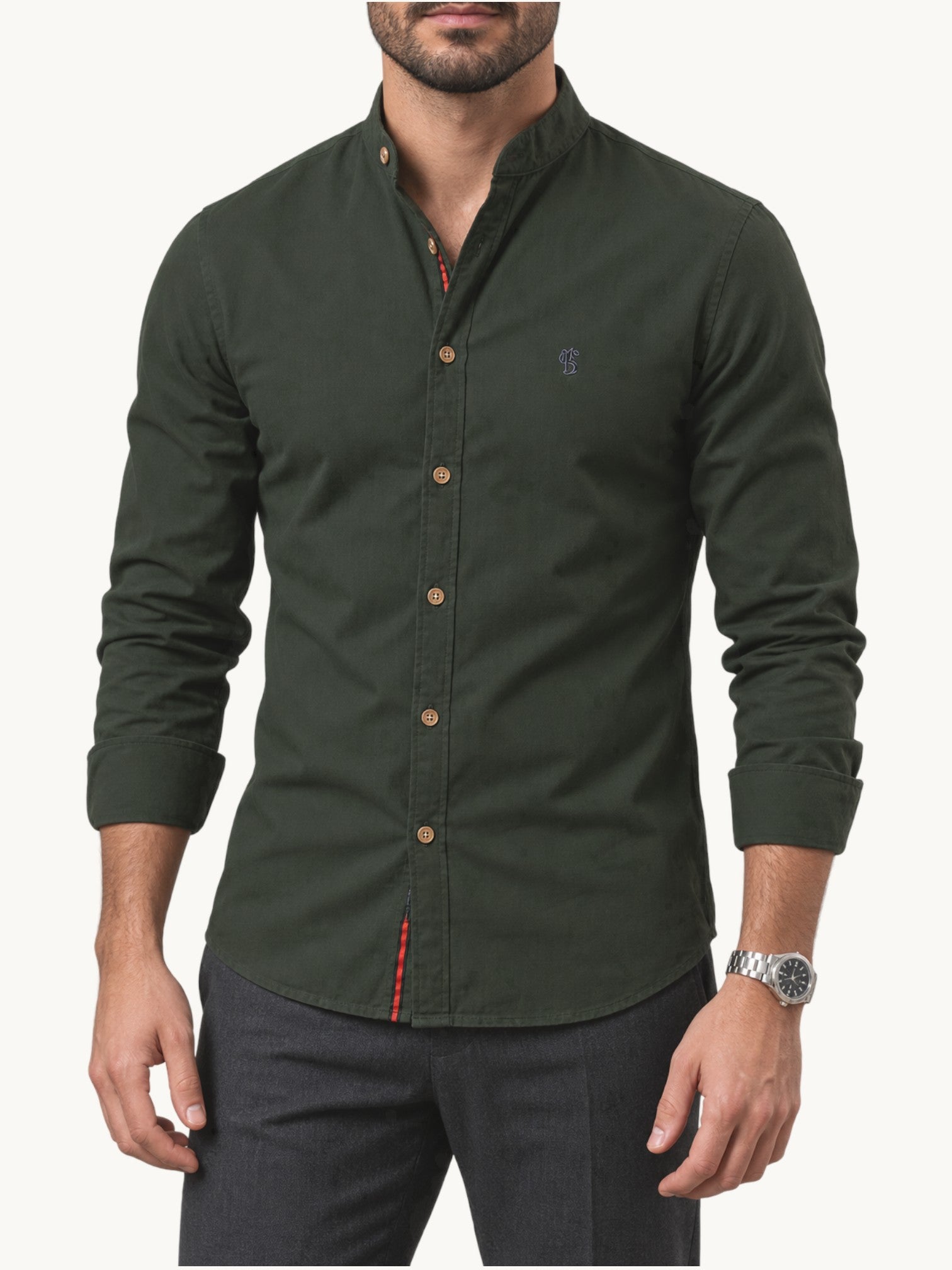 Chemise kaki manches longues col officiel avec boutons camel, vue portée homme