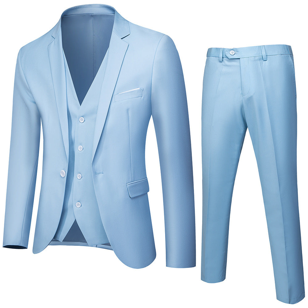 Costume bleu ciel présenté à plat : veste ajustée, gilet boutonné et pantalon droit