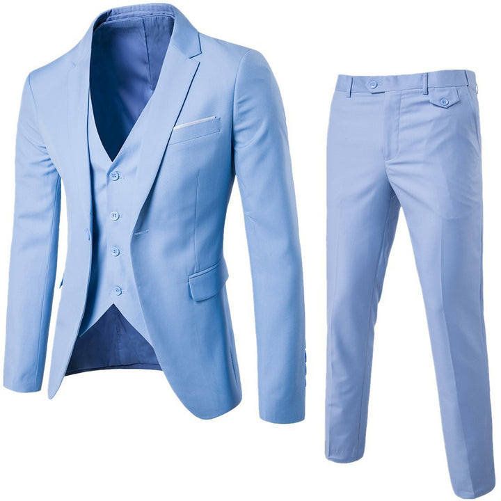 Costume bleu ciel présenté à plat avec veste, gilet assorti et pantalon droit