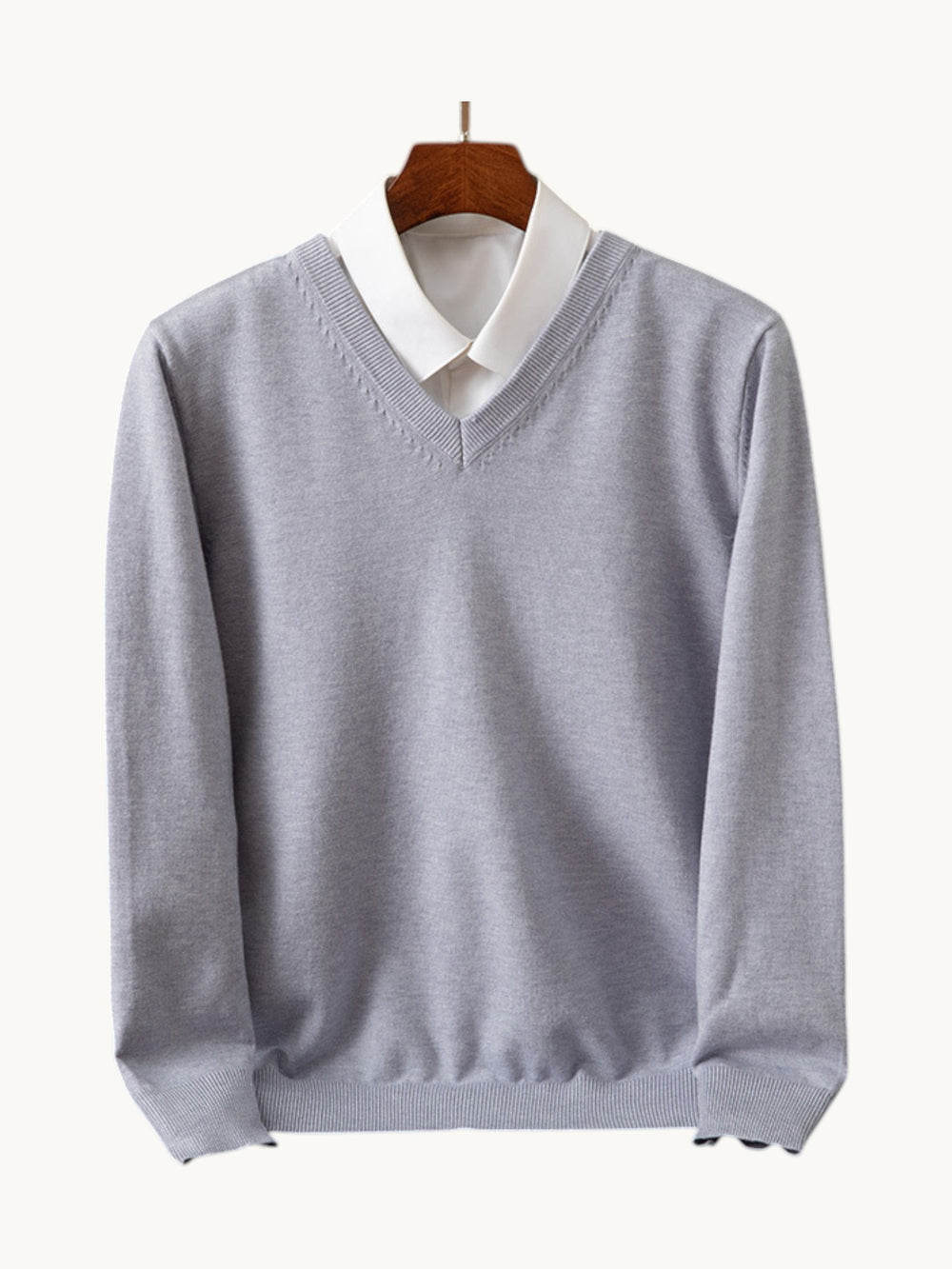 Pull gris clair col en V avec col blanc chemise superposé, manches longues