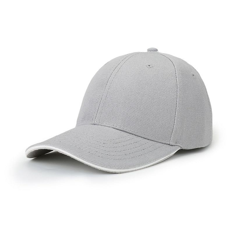 Casquette de baseball gris clair à visière bordée de blanc, vue de trois quarts