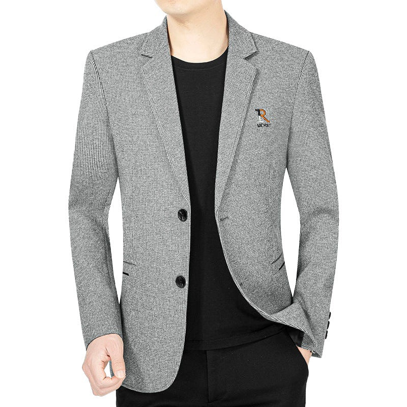 Blazer gris clair porté ouvert sur un t-shirt noir, deux boutons et revers crantés