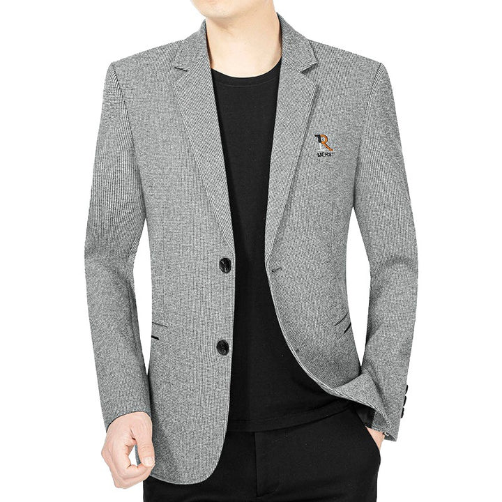 Blazer gris clair porté ouvert sur un t-shirt noir, deux boutons et revers crantés