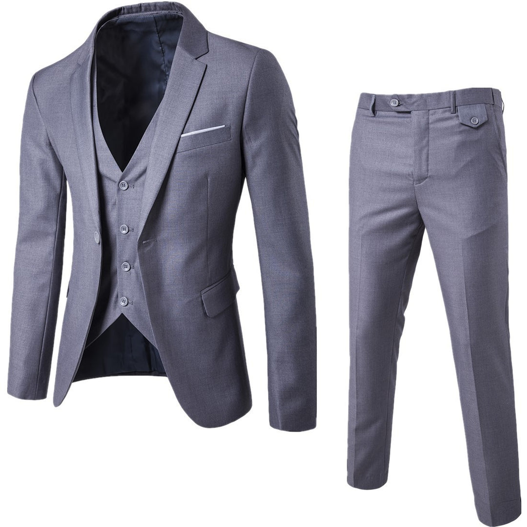 Costume gris clair ajusté avec veste, gilet et pantalon sur fond blanc
