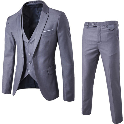 Costume gris clair ajusté avec veste, gilet et pantalon sur fond blanc