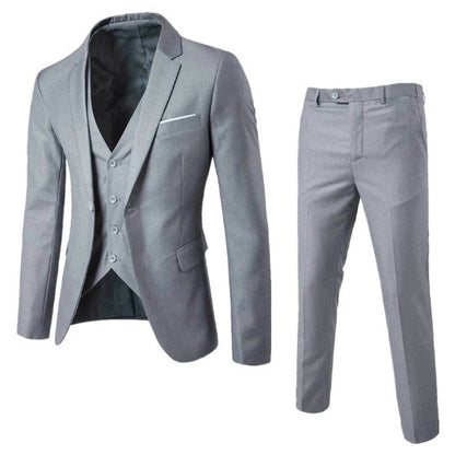 Costume gris clair présenté à plat : veste, gilet et pantalon assortis