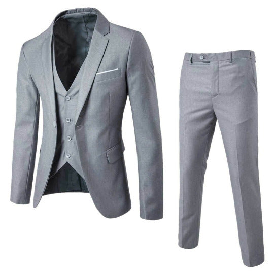 Costume gris clair présenté à plat : veste, gilet et pantalon assortis