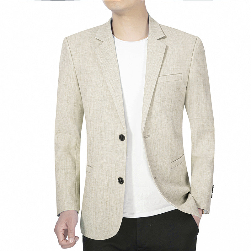Blazer léger beige porté ouvert sur un t-shirt blanc, vue de face