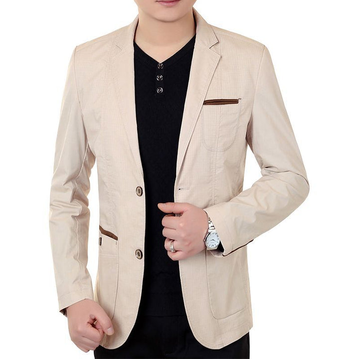Blazer léger beige porté sur un haut noir, poche poitrine contrastée