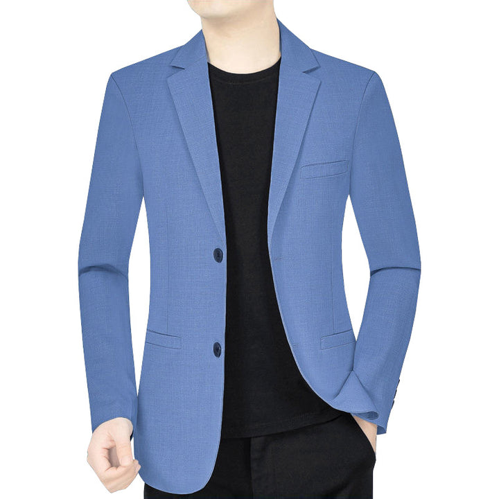 Blazer léger bleu porté ouvert sur un tee-shirt noir