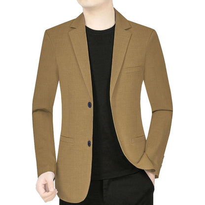 Blazer léger camel porté ouvert sur un t-shirt noir, vue de face